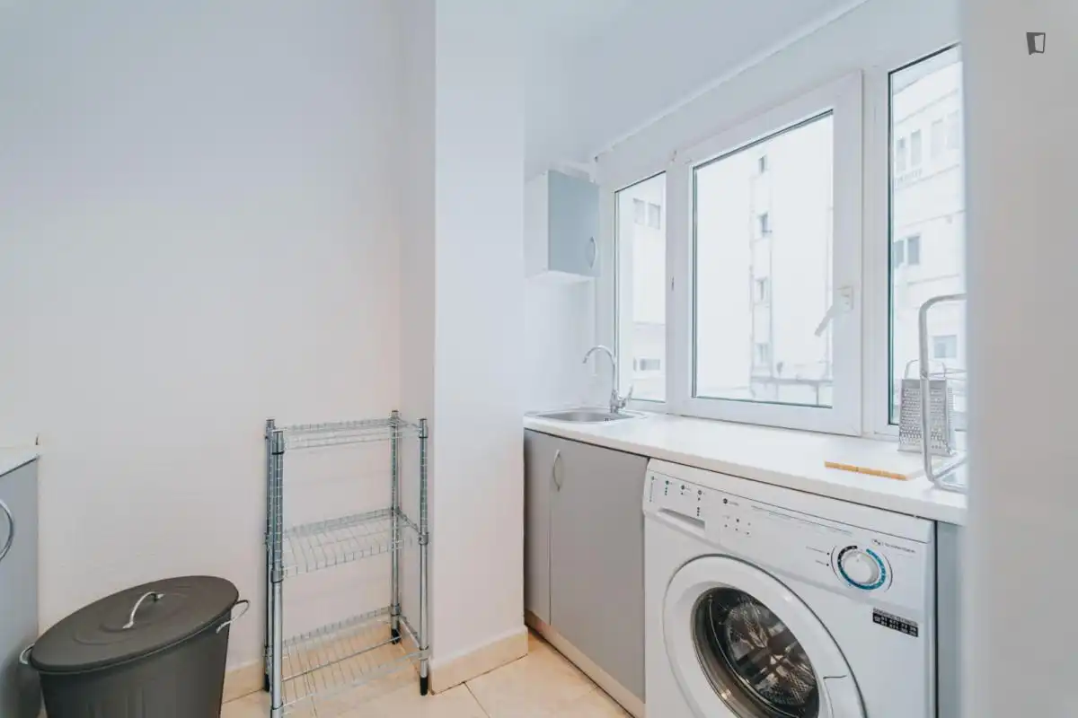 Bathroom of Apartments for share in Madrid  with Furnished, Oven and Washing machine