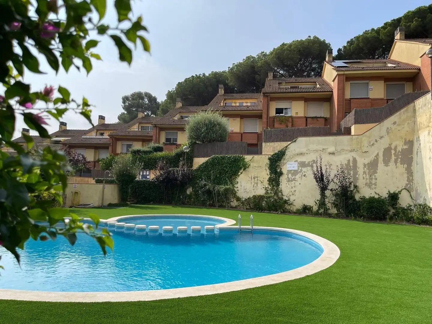 Schwimmbecken von Einfamilien-Reihenhaus zur Miete in Sant Andreu de Llavaneres mit Klimaanlage, Privatgarten und Balkon