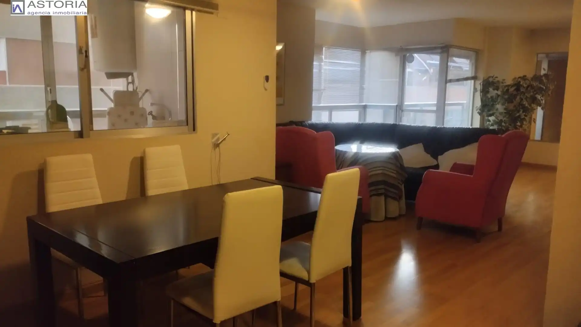 Comedor de Piso de alquiler en Granada con Aire acondicionado, Amueblado y Balcón