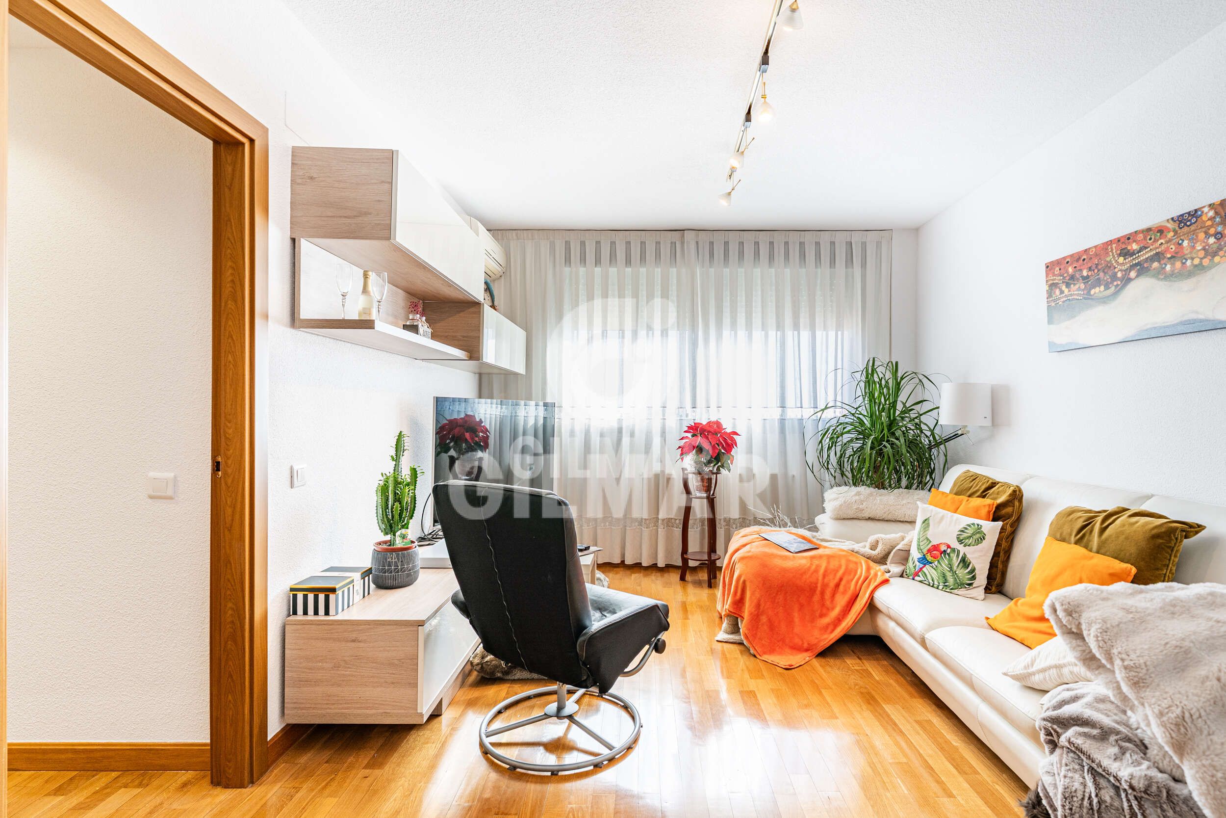 Sala d'estar de Àtic en venda en Parla amb Calefacció, Jardí privat i Traster