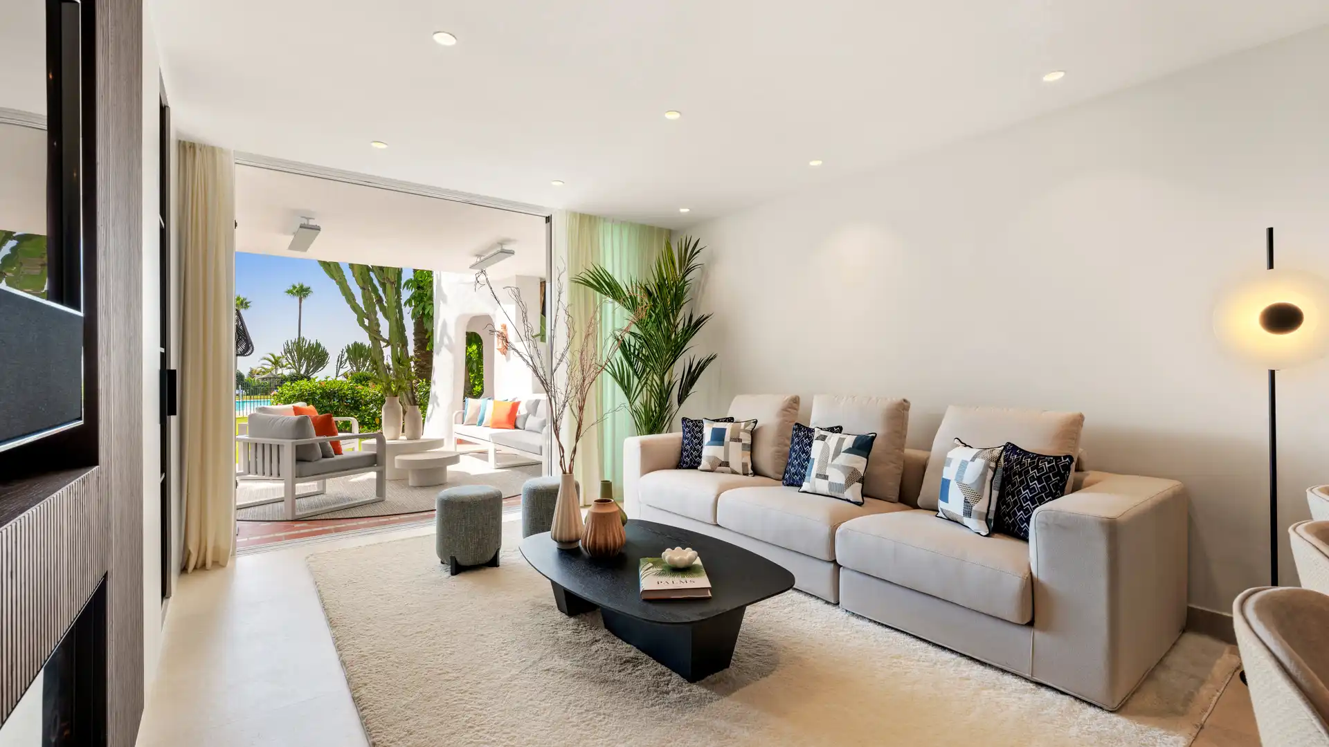 Sala de estar de Apartamento en venta en Estepona con Terraza, Amueblado y Piscina comunitaria