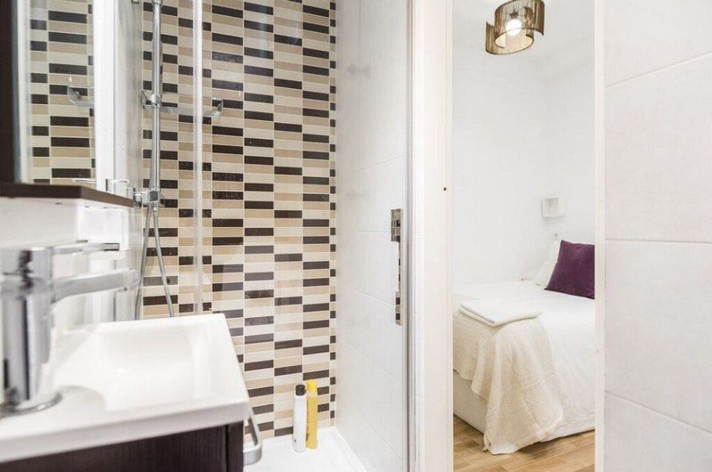 Bathroom of Flat to rent in  Madrid Capital  with Air Conditioner, Furnished and TV