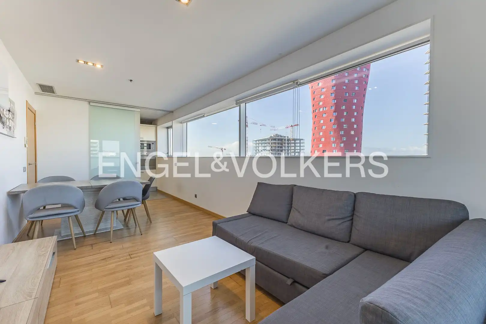Sala d'estar de Pis en venda en L'Hospitalet de Llobregat amb Aire condicionat, Calefacció i Parquet
