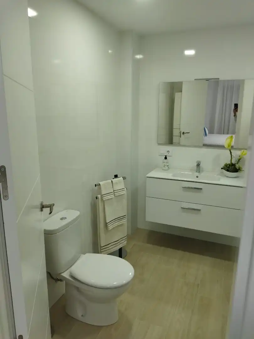 Baño de Piso de alquiler en Fuengirola con Aire acondicionado, Calefacción y Jardín privado