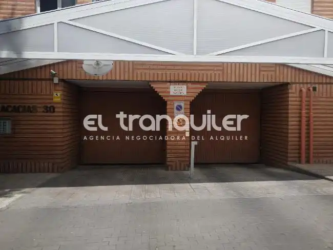 Parkplatz von Wohnung zur Miete in Madrid mit Parkett, Schwimmbad und Möbliert