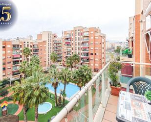 Vista exterior de Àtic en venda en Barberà del Vallès amb Aire condicionat, Calefacció i Jardí privat