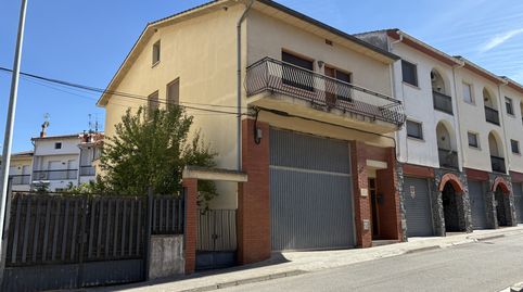 Casa de 327 m con amplio garaje y terraza en el centro de Centelles