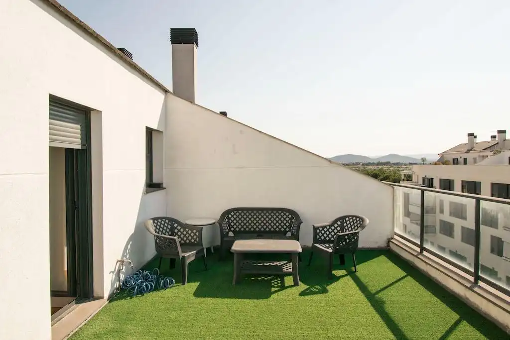 Terraza de Ático de alquiler en La Pobla de Vallbona con Aire acondicionado, Calefacción y Jardín privado