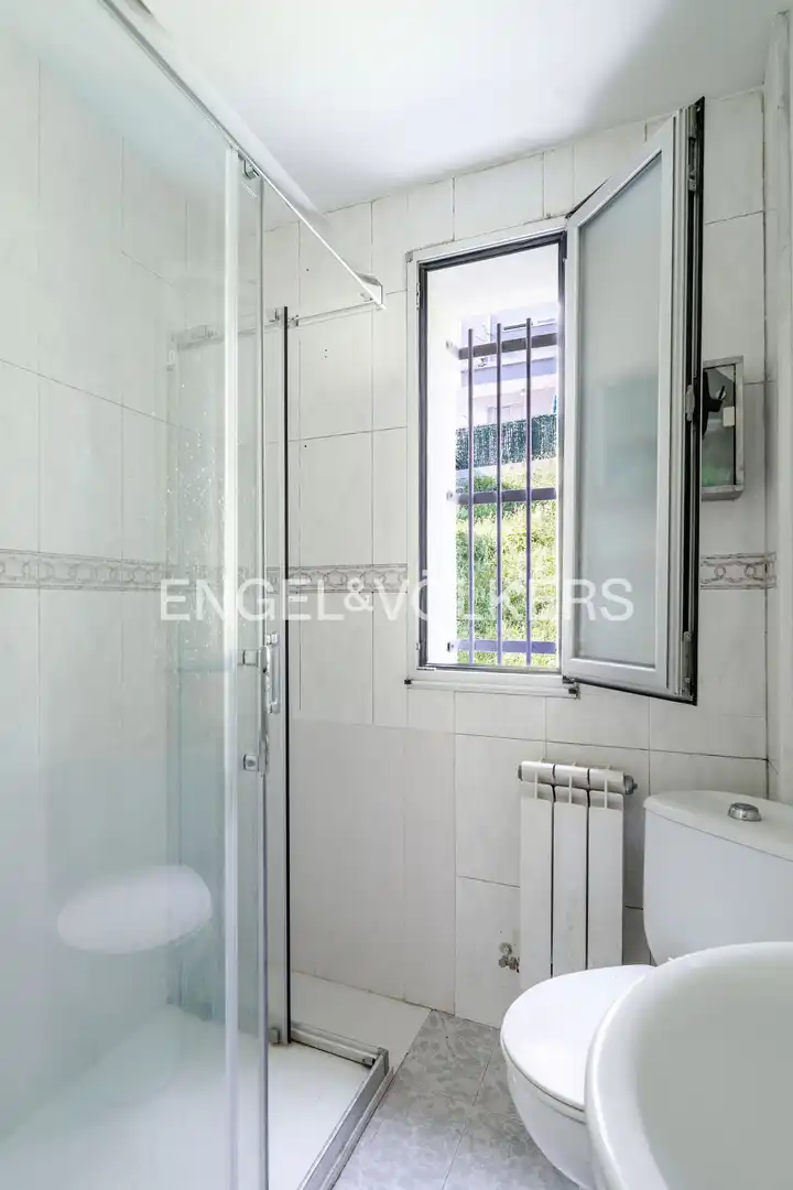 Badezimmer von Wohnung zum Verkauf in Santander mit Heizung und Parkett