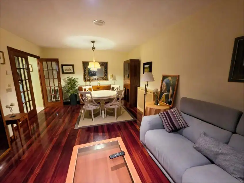 Sala d'estar de Casa adosada en venda en Ames amb Calefacció, Jardí privat i Parquet