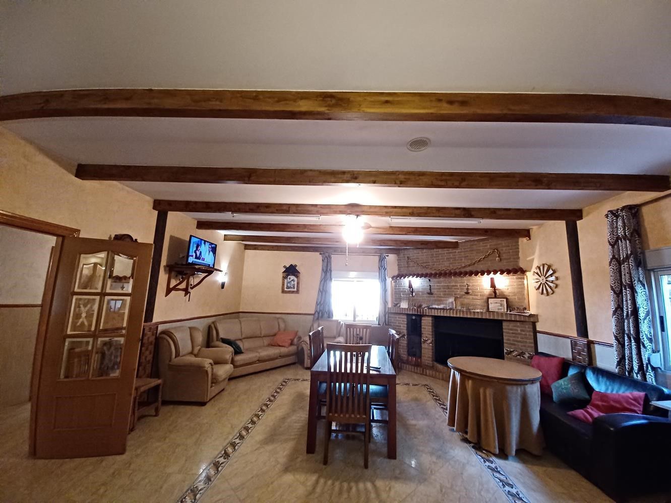 Sala d'estar de Finca rústica en venda en La Roda amb Jardí privat, Traster i Piscina