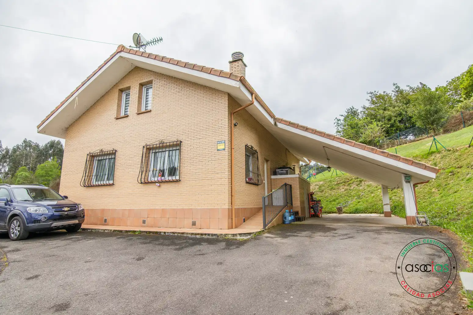 Vista exterior de Casa o xalet en venda en Soto del Barco amb Calefacció, Jardí privat i Terrassa