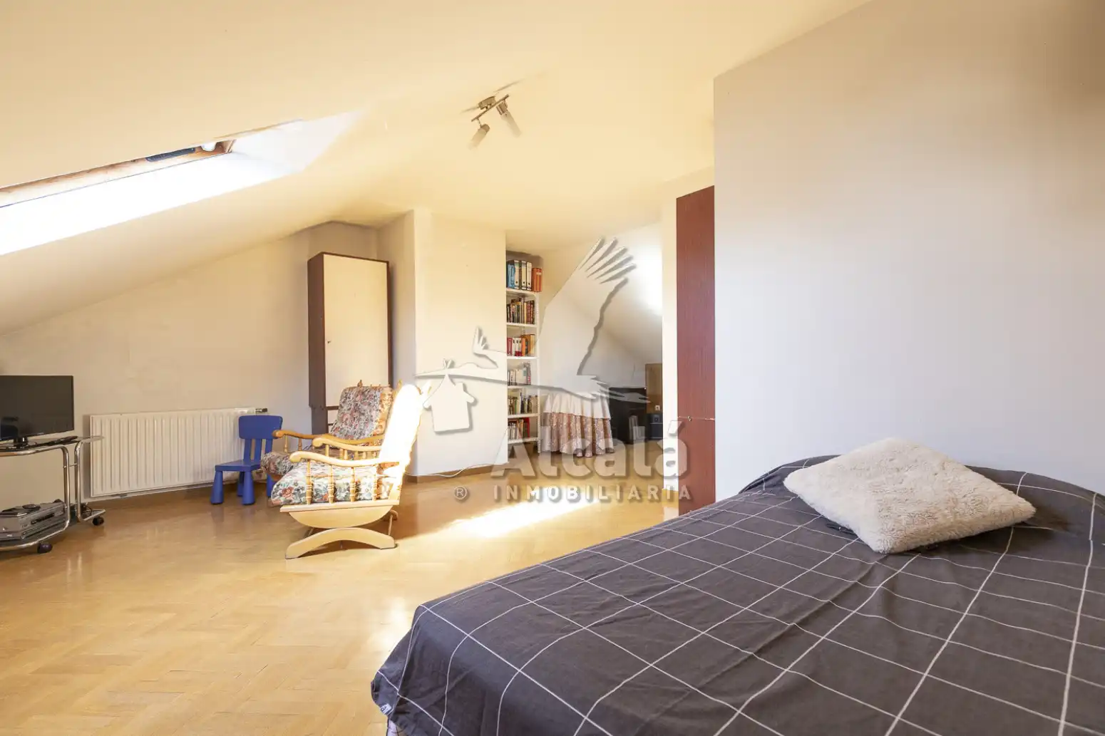 Schlafzimmer von Einfamilien-Reihenhaus zum Verkauf in Alcalá de Henares mit Heizung, Parkett und Schwimmbad