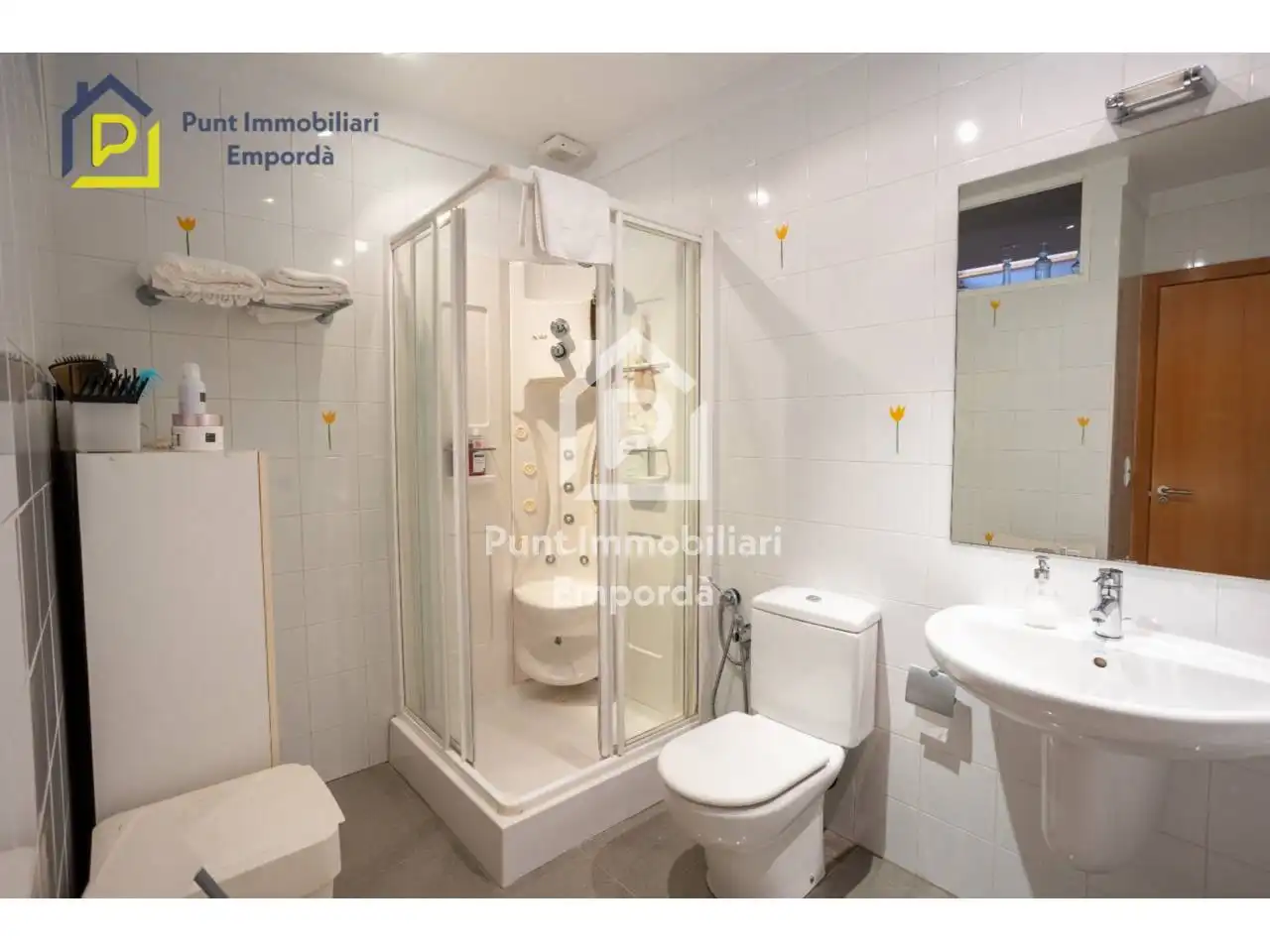 Bathroom of Houses for sale in Figueres  with Air Conditioner, Heating and Private garden