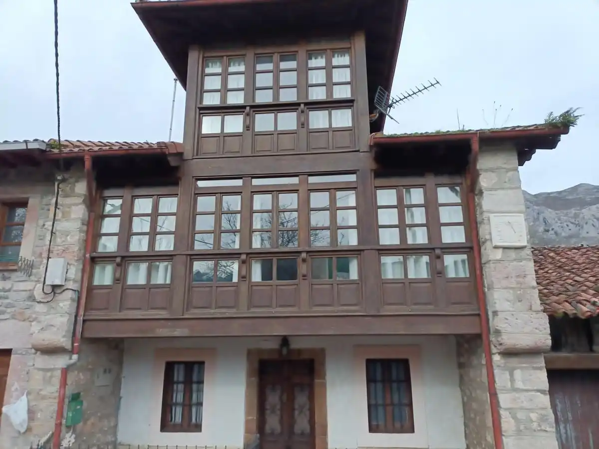 Außenansicht von Einfamilien-Reihenhaus zum Verkauf in Peñamellera Alta mit Heizung, Privatgarten und Terrasse