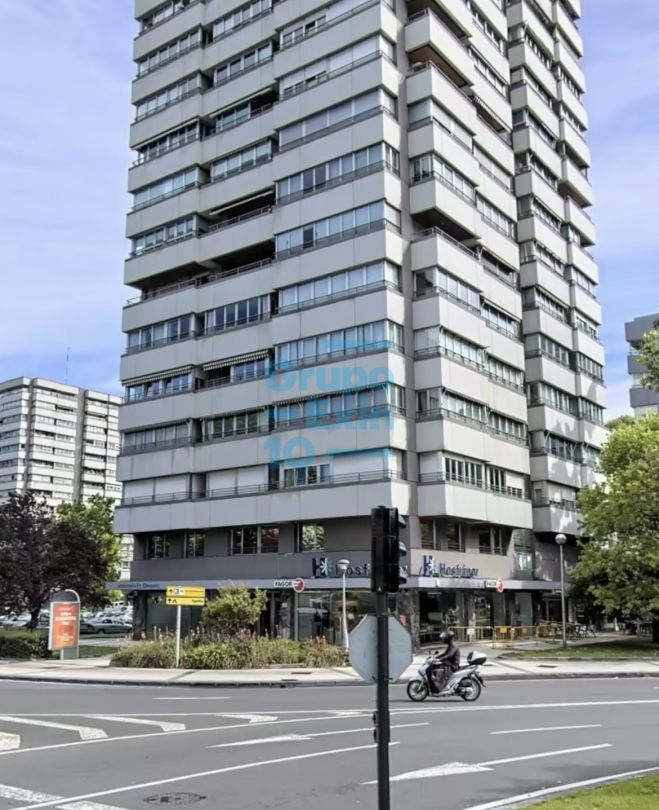 Vista exterior de Pis en venda en Donostia - San Sebastián  amb Calefacció, Piscina i Balcó