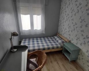 Dormitori de Apartament per a compartir en  Huesca Capital amb Moblat, Forn i Rentadora