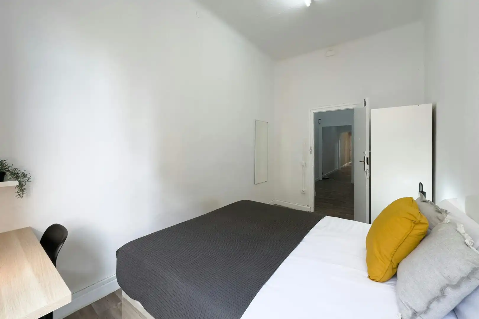 Bedroom of Flat for share in Barcelona  with Washing machine