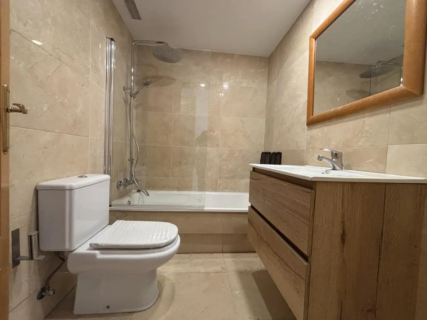 Bathroom of Flat for rent in Madrid  with Air Conditioner, Heating and Private garden