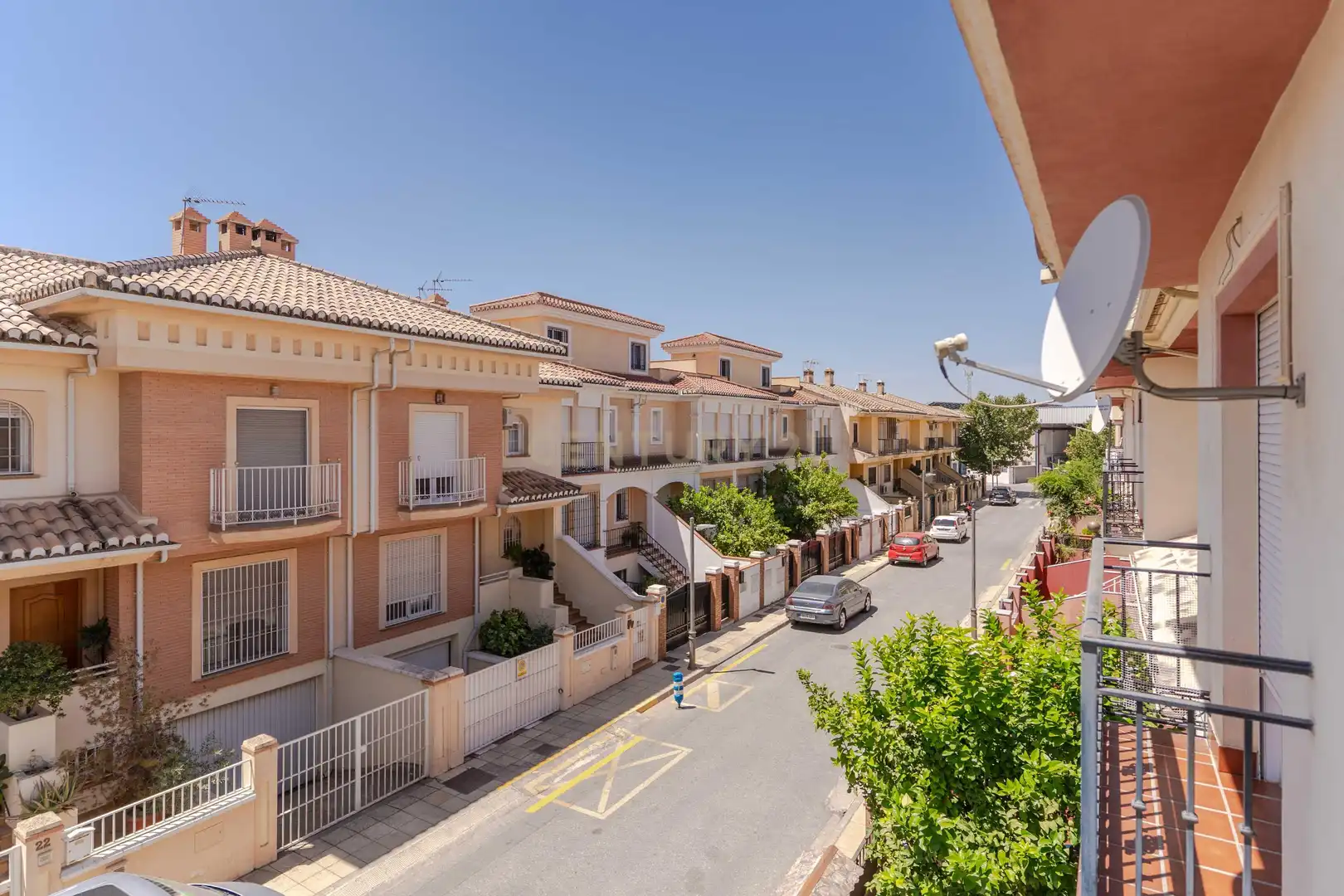 Vista exterior de Casa o xalet en venda en Churriana de la Vega amb Aire condicionat, Traster i Piscina