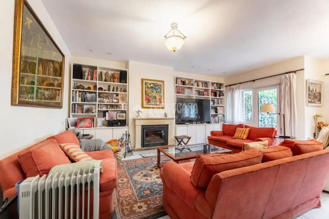 Sala de estar de Casa adosada en venta en Torrelodones con Calefacción, Jardín privado y Terraza