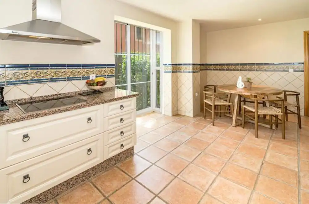 Cuina de Casa adosada de lloguer en Marbella amb Aire condicionat, Jardí privat i Terrassa