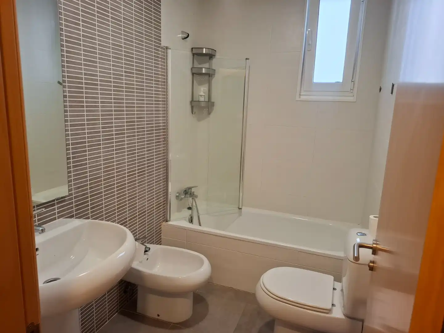 Baño de Piso en venta en Viveiro con Terraza, Amueblado y Piscina comunitaria