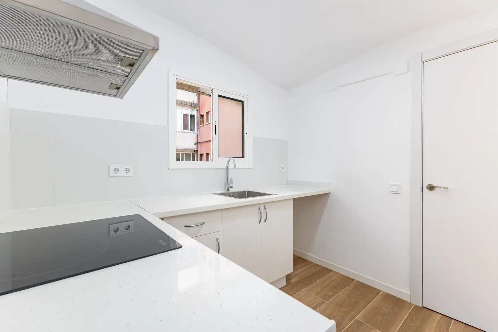 Cocina de Piso en venta en L'Hospitalet de Llobregat con Parquet, Horno y Balcón