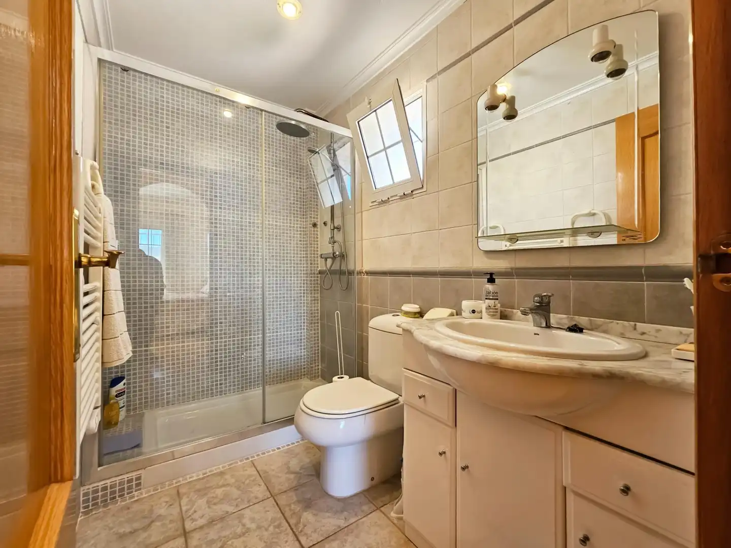 Badezimmer von Einfamilien-Reihenhaus zum Verkauf in Santa Pola mit Heizung, Privatgarten und Terrasse