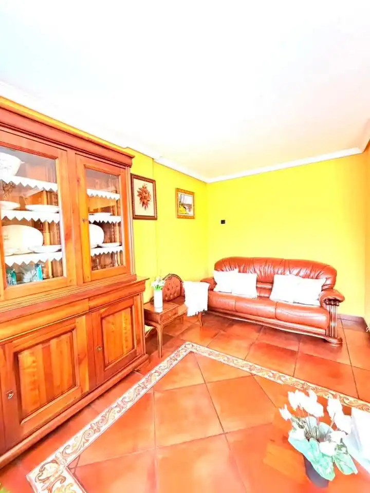 Sala de estar de Dúplex en venta en Corvera de Asturias con Calefacción, Parquet y Trastero