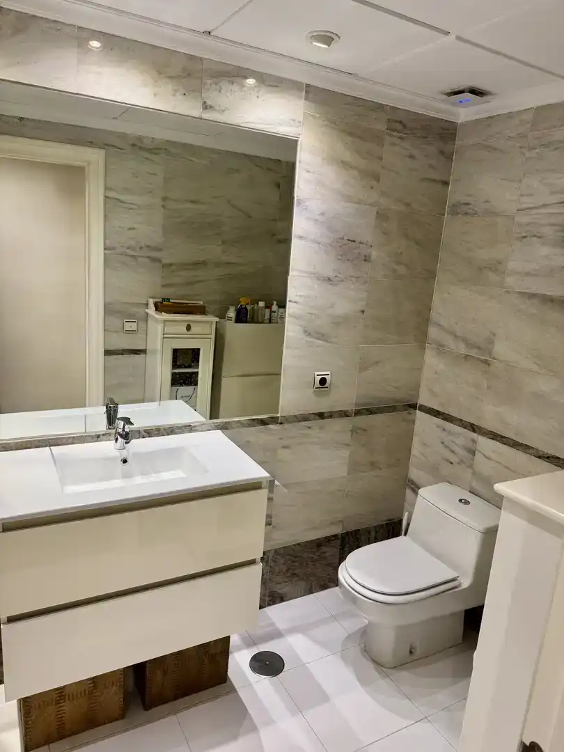 Badezimmer von Wohnung zur Miete in  Sevilla Capital mit Klimaanlage, Schwimmbad und Balkon