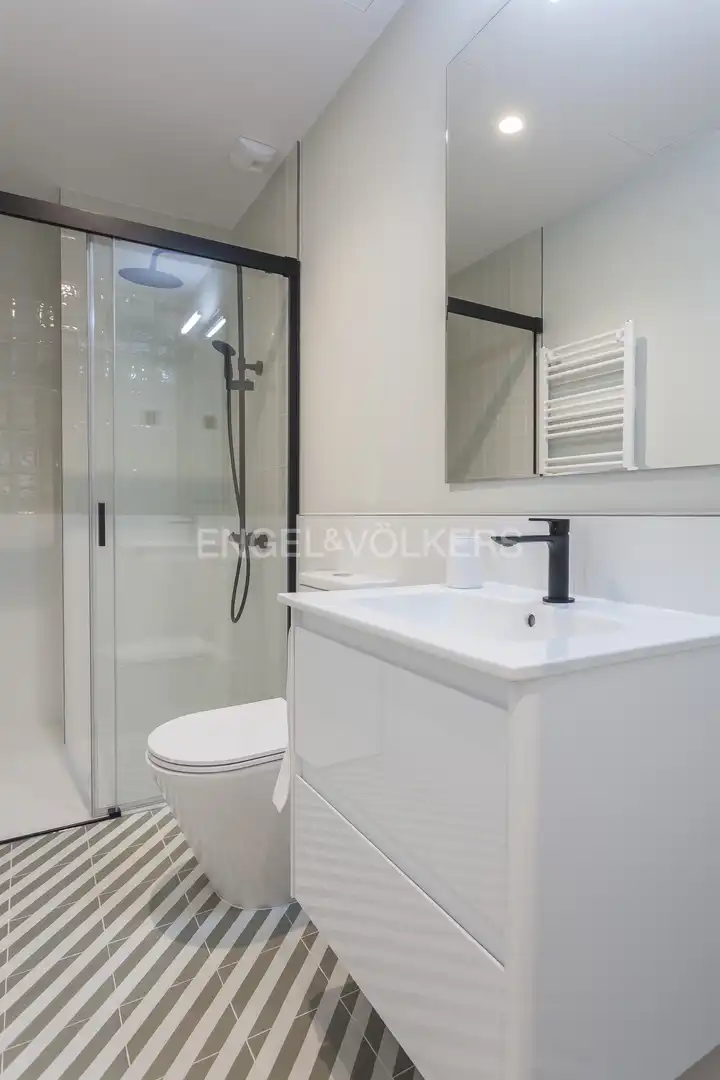 Baño de Piso de alquiler en Madrid con Aire acondicionado, Calefacción y Jardín privado