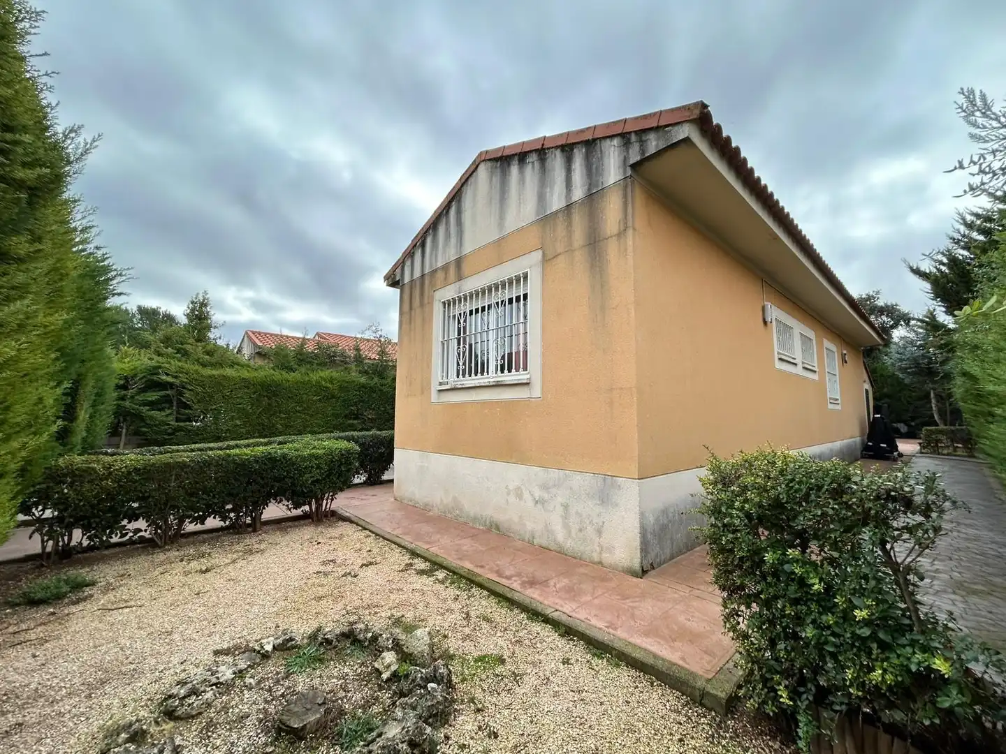 Vista exterior de Casa o xalet en venda en Pioz amb Calefacció, Jardí privat i Alarma