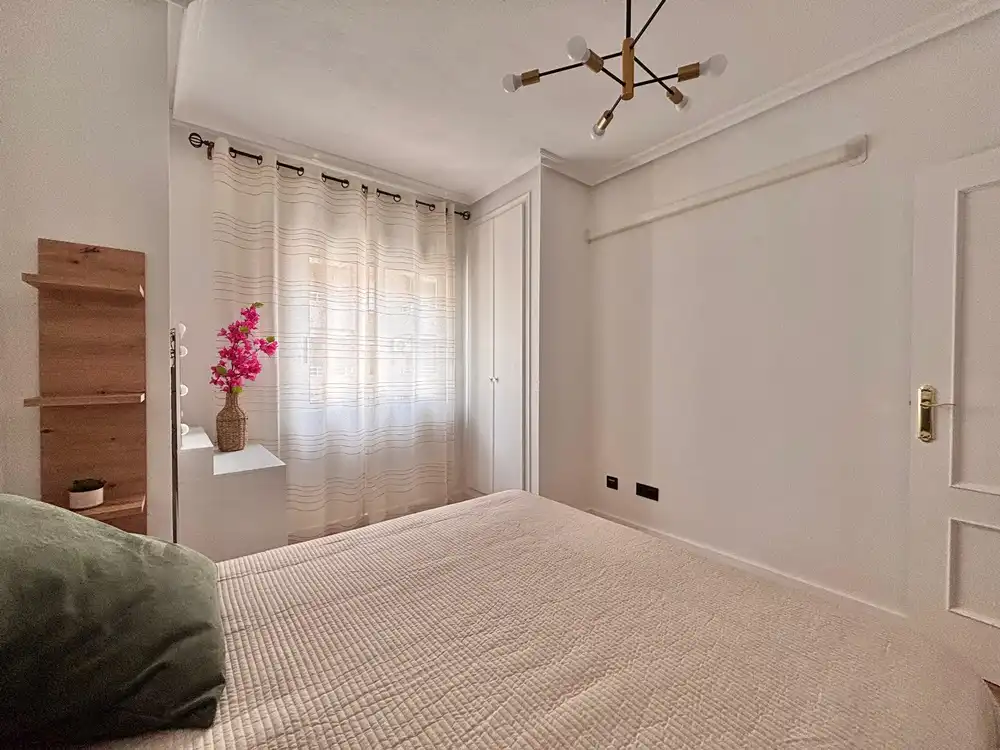 Dormitori de Apartament en venda en Torrevieja amb Aire condicionat, Parquet i Moblat