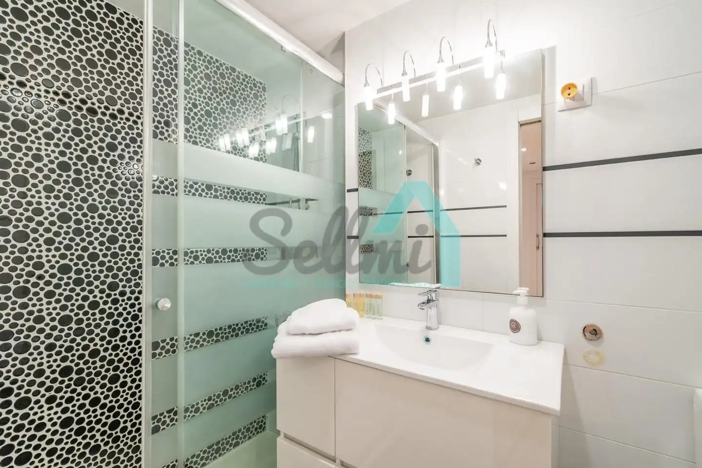 Baño de Piso de alquiler en Oviedo  con Calefacción y Amueblado