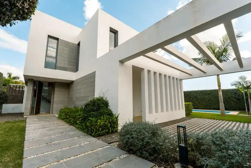 Vista exterior de Casa o xalet de lloguer en Estepona amb Aire condicionat, Jardí privat i Terrassa