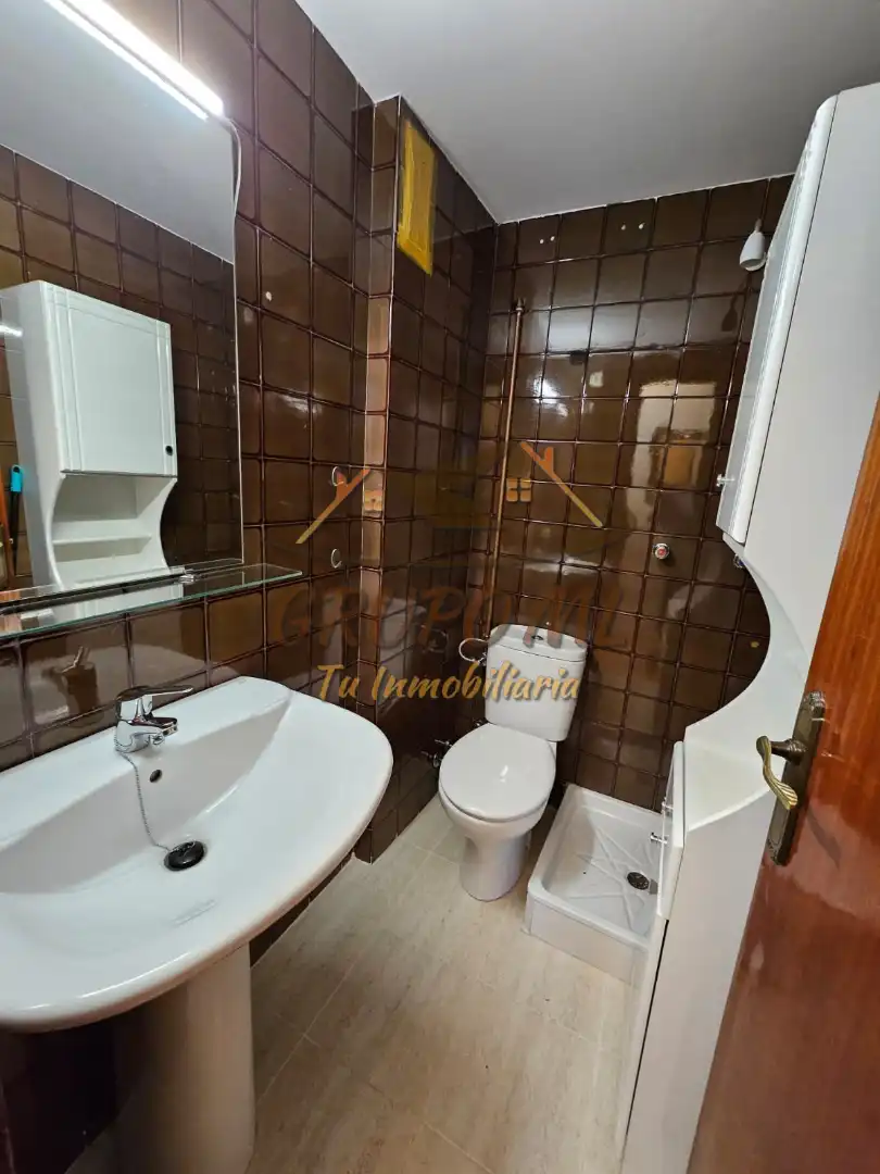 Badezimmer von Wohnung zur Miete in Jaén mit Klimaanlage, Heizung und Möbliert