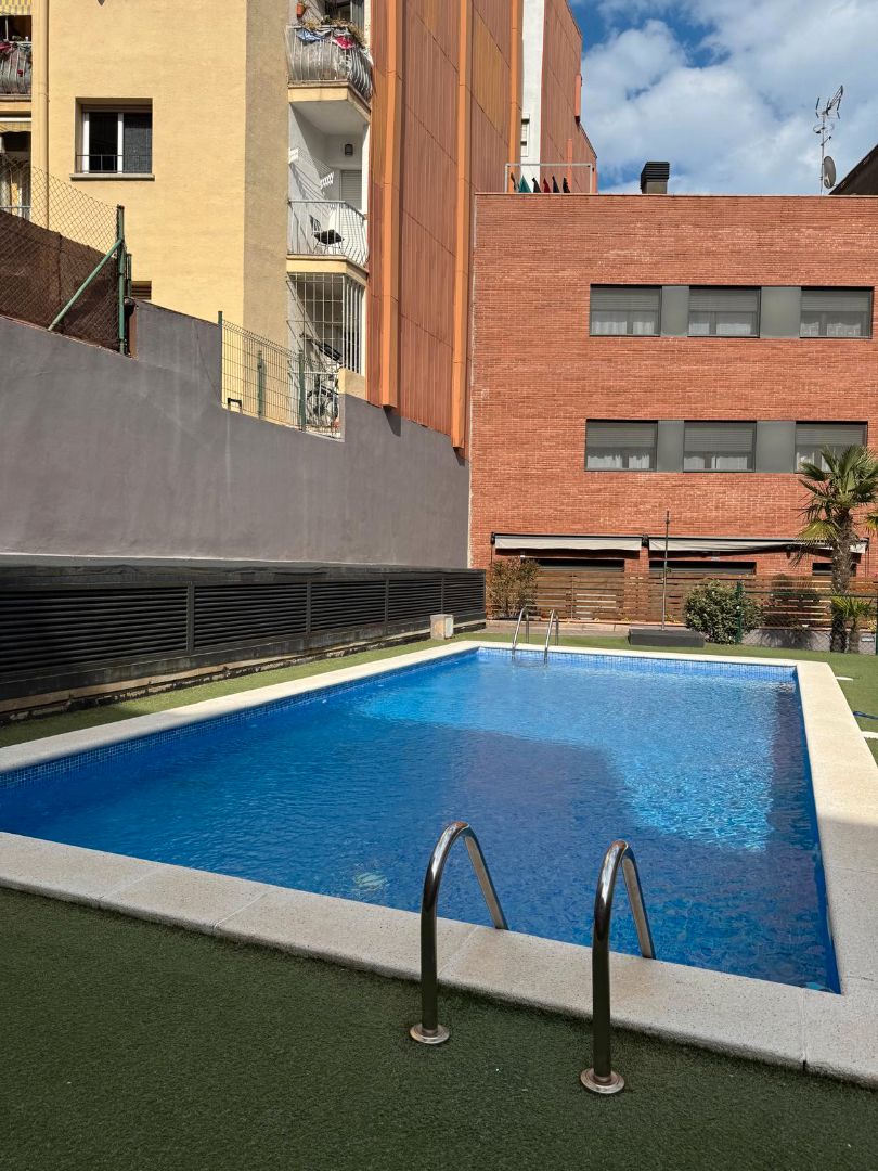 Swimming pool of Flat for sale in Badalona  with Air Conditioner, Heating and Parquet flooring