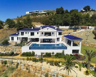 Vista exterior de Casa o xalet en venda en Benahavís amb Aire condicionat, Calefacció i Jardí privat