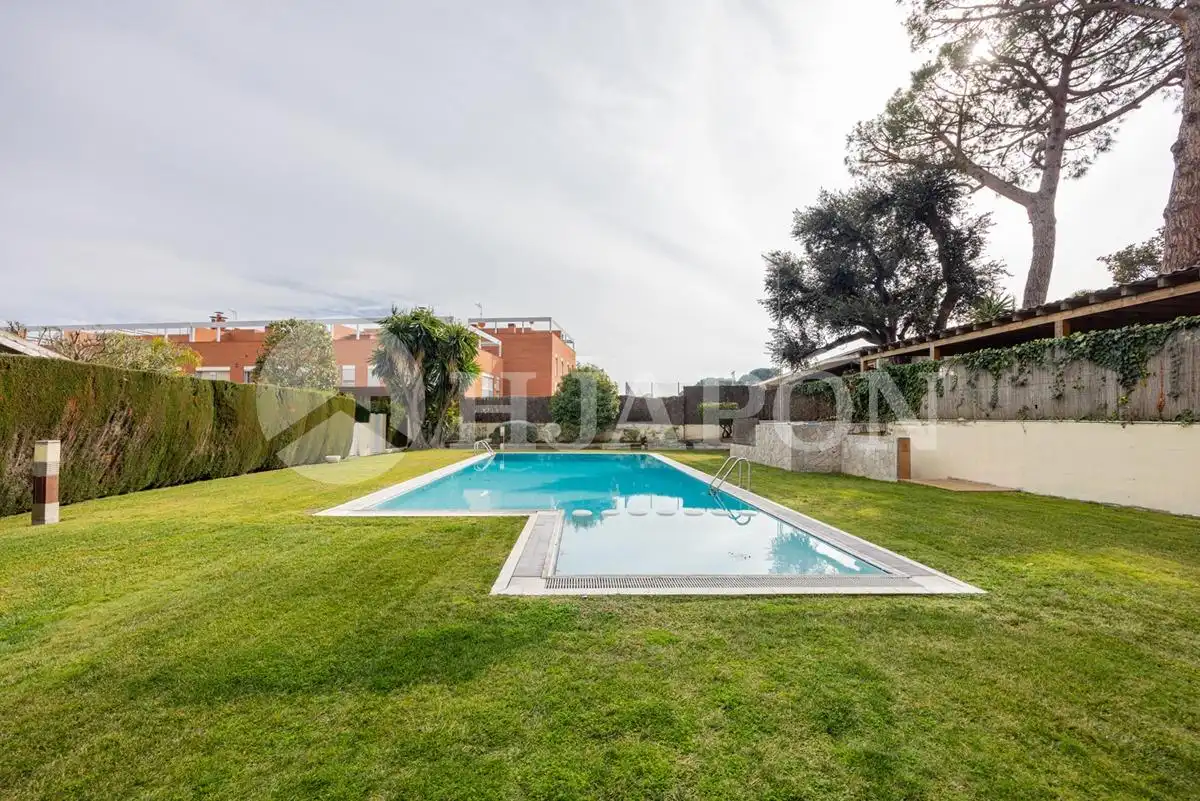 Swimming pool of Houses for sale in Alella  with Air Conditioner, Private garden and Terrace