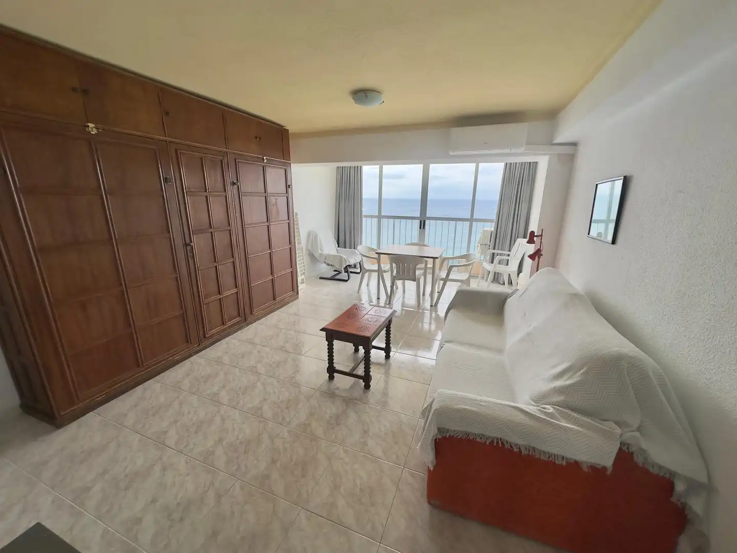 Sala d'estar de Apartament en venda en Benidorm amb Aire condicionat, Terrassa i Moblat