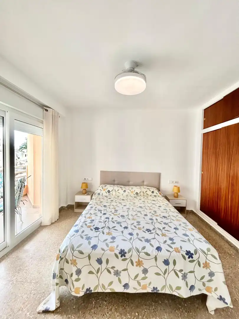 Dormitori de Apartament de lloguer en La Pobla de Farnals amb Aire condicionat, Terrassa i Moblat