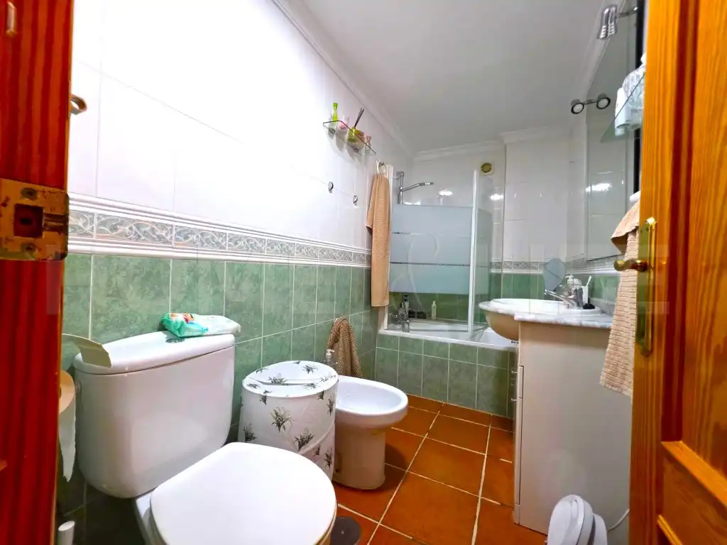 Bany de Apartament en venda en Torremolinos amb Jardí privat, Piscina i Piscina comunitària