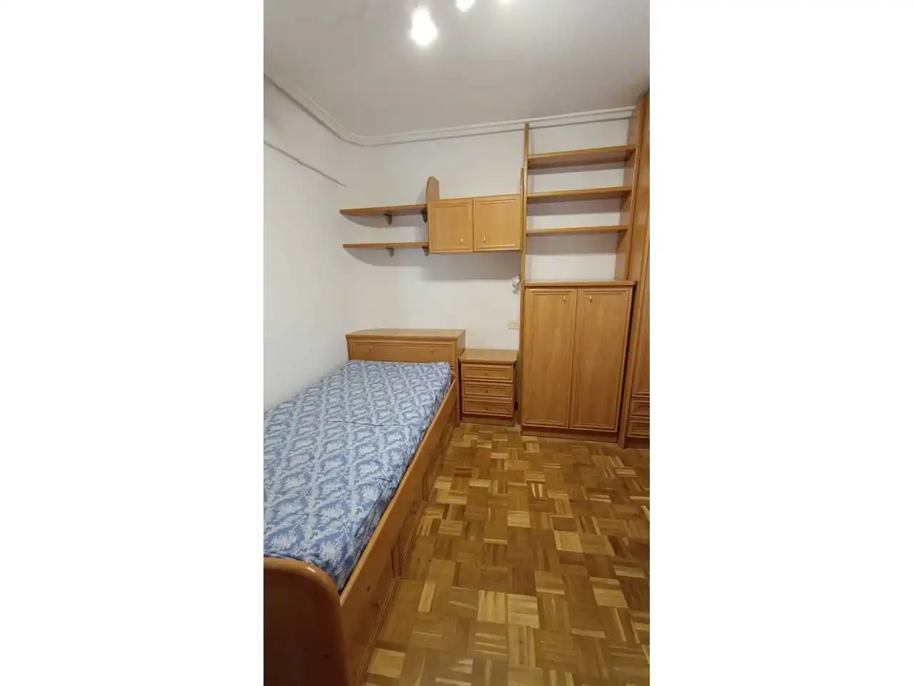 Bedroom of Flat for rent in Burgos  with Heating, Parquet flooring and Furnished
