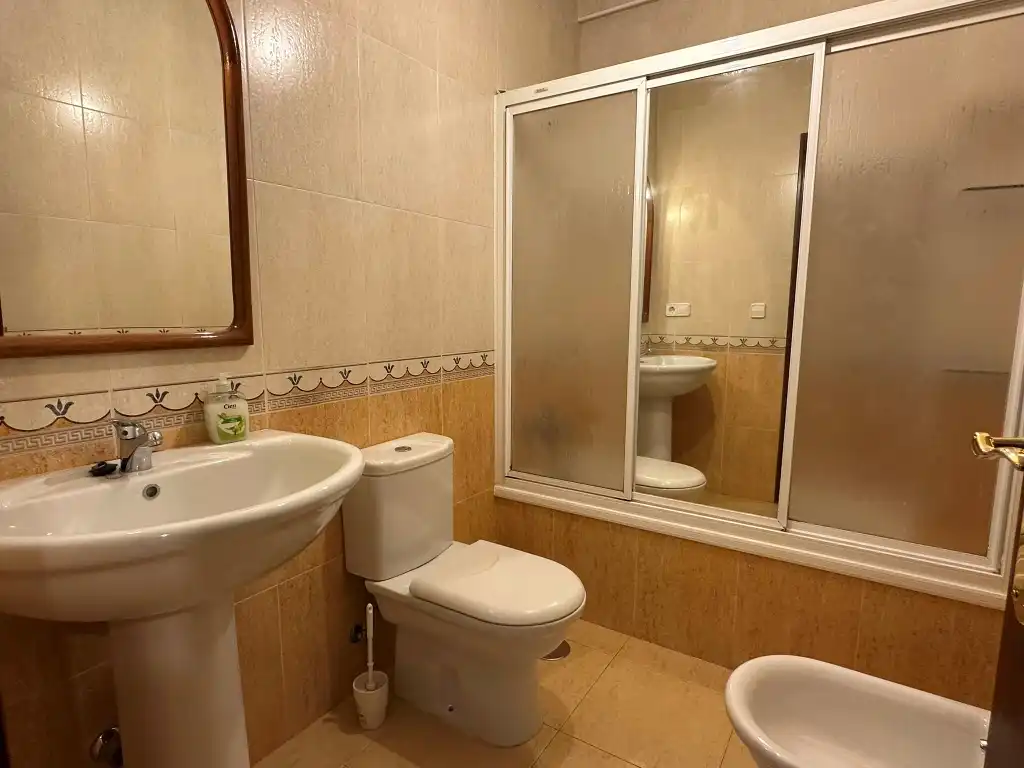 Bany de Casa adosada en venda en Gijón  amb Calefacció, Parquet i Terrassa
