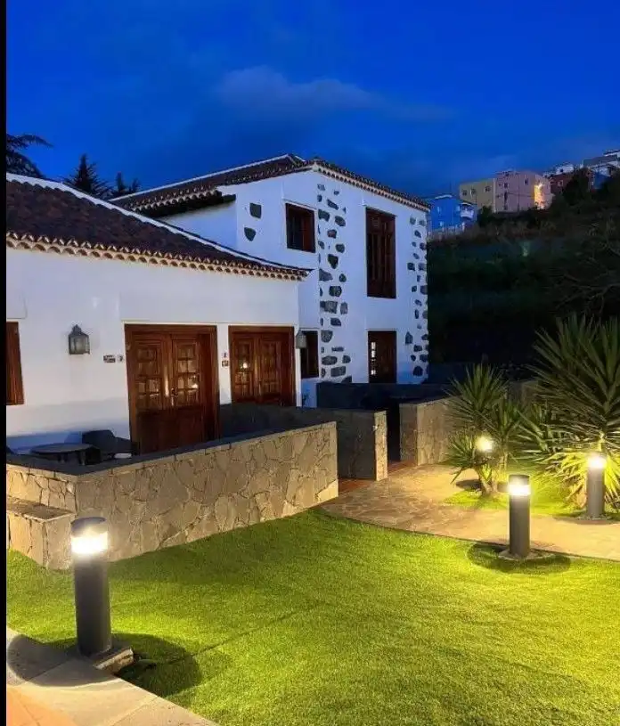 Vista exterior de Edificio en venta en Los Realejos