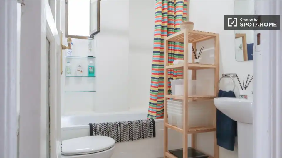 Baño de Piso de alquiler en Madrid con Aire acondicionado, Calefacción y Amueblado