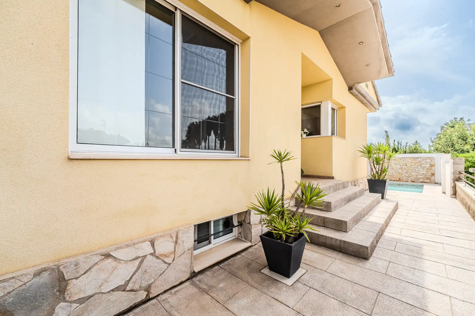Vista exterior de Casa o xalet en venda en Deltebre amb Aire condicionat, Calefacció i Jardí privat
