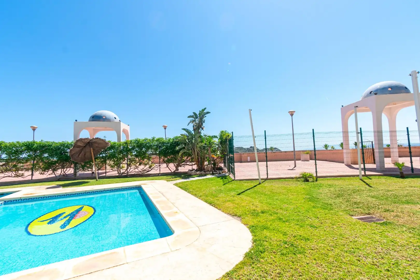 Piscina de Apartament en venda en Águilas amb Aire condicionat, Terrassa i Moblat