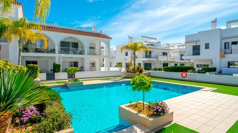 Descubra el encanto de vivir en un ático con esta encantadora residencia de dos dormitorios y dos baños que cuenta con 85 metros c